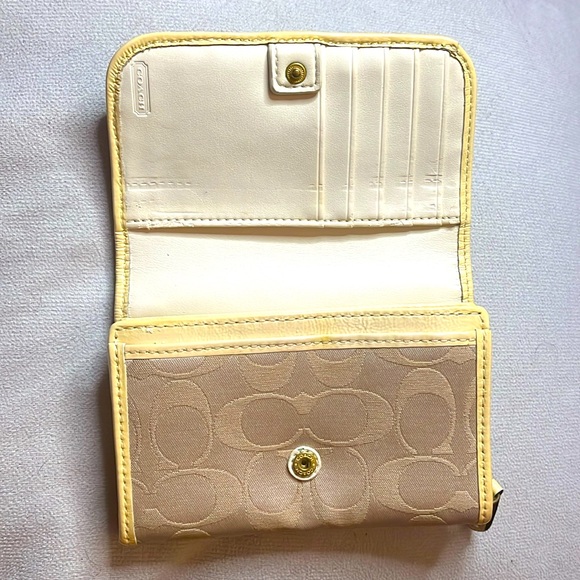 Coach Ashley Signature Canvas Pleated w/Ivory Patent Leather Trim Wallet - Picture 3 of 8